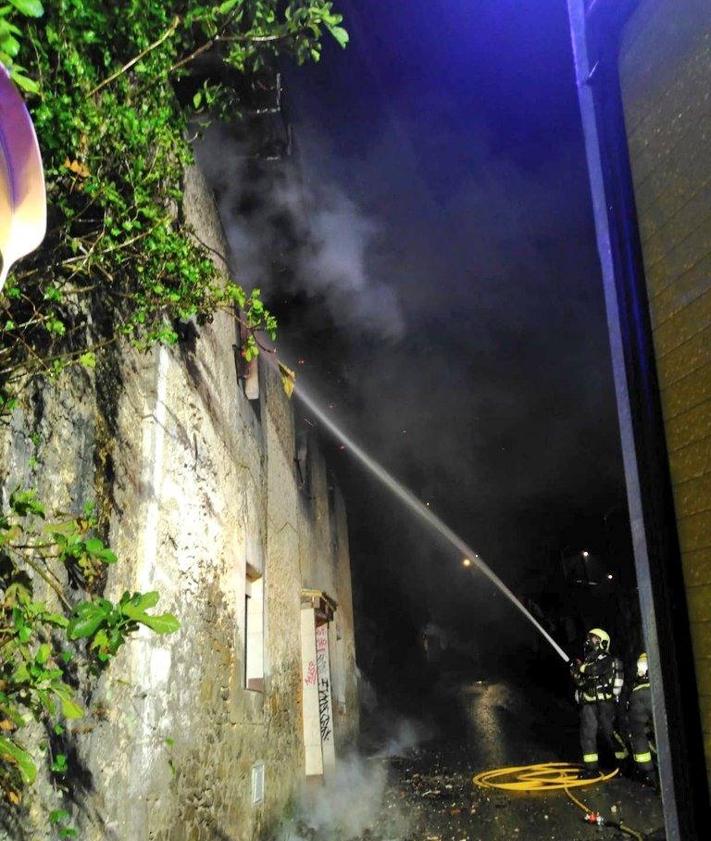 Imagen secundaria 2 - Un incendio calcina una casa y afecta a otras dos en Corvera de Toranzo