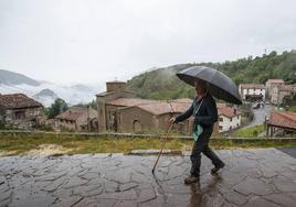 Un vecino camina por las calles de Tresviso.