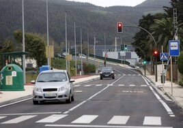 Vehículos circulan por el tramo recién renovado de la Avenida Fernández Vallejo, este jueves, al límite entre Tanos y Viérnoles.