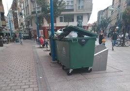 Contenedores repletos de bolsas de basura en las calles de la villa.