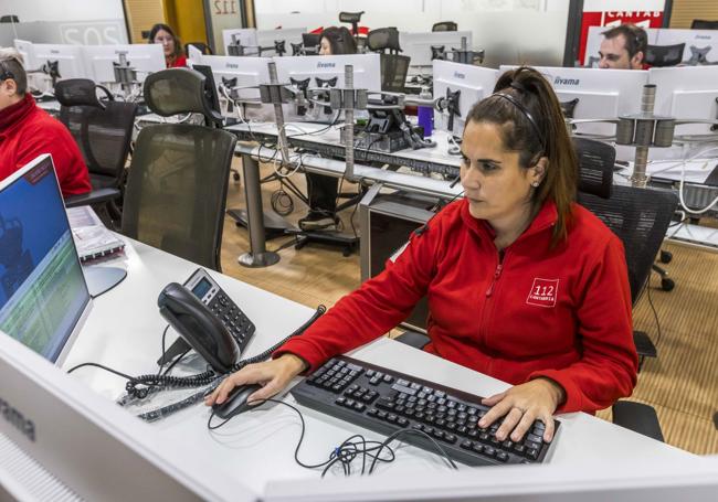 Varias pantallas monitorizan todo tipo de información en la sala.