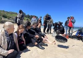 Imagen del rodaje del cortometraje en la playa de Luaña en Cóbreces.