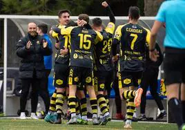 Los jugadores del Cayón celebran uno de sus goles.