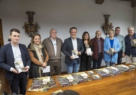 El alcalde de Camargo, Diego Movellán, durante la presentación de las jornadas, junto a responsables de la Sociedad Micológica y otros miembros de la Corporación.