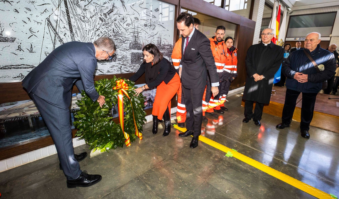 El mal tiempo obligó a trasladar la ofrenda floral al interior de la sede portuaria. 