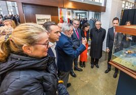 El mal tiempo obligó a trasladar la ofrenda floral al interior de la sede portuaria