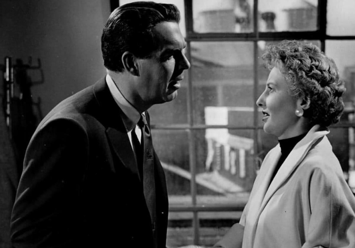 Bárbara Stanwyck y Fred MacMurray, en el filme de Sirk.