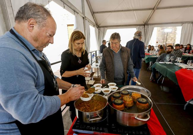 Carolina Entrecanales e Higinio Gutiérrez en una de las degustaciones.