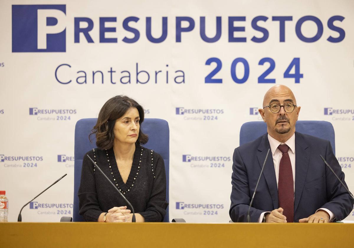 La secretaria general de la Consejería de Salud, María Souto, junto al consejero César Pascual, este viernes, en la presentación del Presupuesto.