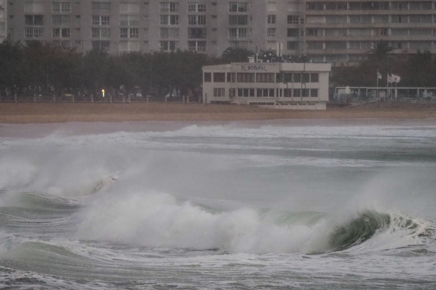 El fuerte oleaje se ha dejado sentir con intensidad en la zona de El Sardinero.