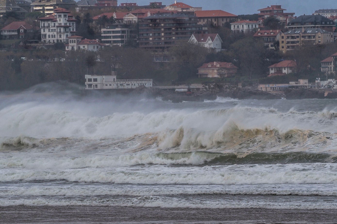 Santander desde Somo. Hoy habia grandes olas hasta en la bahía