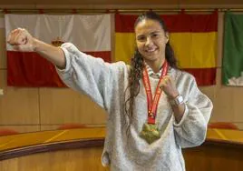 Carlota Fernández posa con su medalla de campeona del mundo en el salón de plenos del Ayuntamiento de Noja.