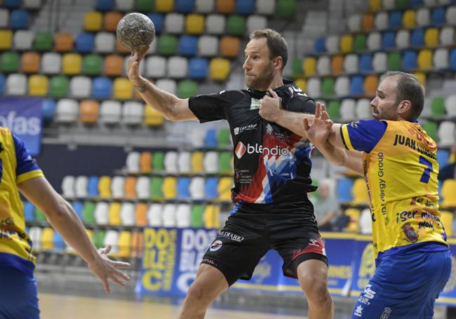 Sasha Tioumentsev, central hispano-ruso del Sinfín, durante el partido de Copa. lof