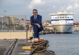 Díaz, en el cantil del puerto ante el ferri, con la ciudad de fondo. Presente y pasado de su trayectoria.