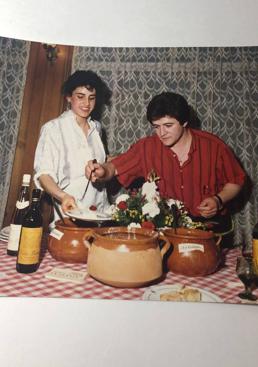 Imagen - Los dos hosteleros, de jóvenes, sirviendo raciones en el comedor.