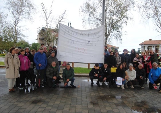 Los vecinos se manifestaron contra el camping portando pancartas de rechazo.