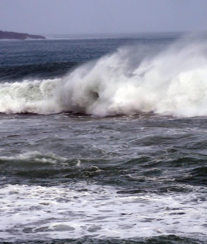 Imagen secundaria 2 - Las grandes olas de esta mañana en El Sardinero barruntan lo que está por venir.