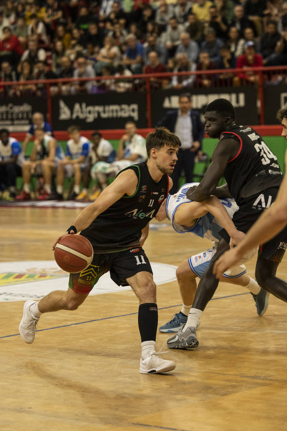 Klavzar, del Alega, avanza con la pelota. 