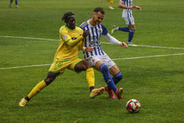 Iano y JaviDelgado se disputan el balón.