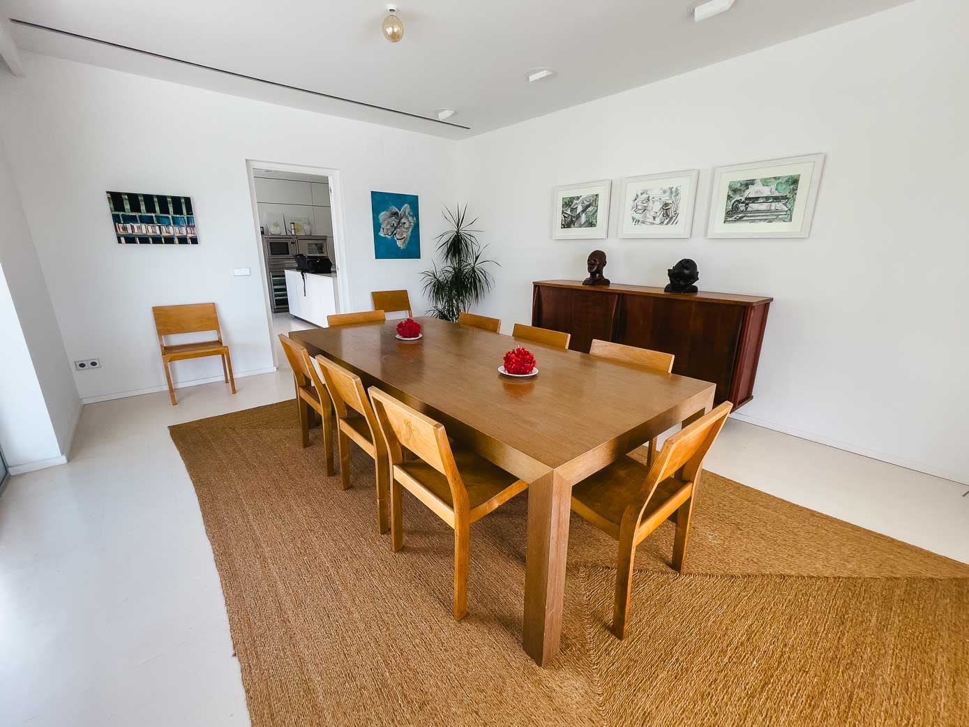 Comedor de la casa, con sillas de uno de los diseñadores daneses más relevantes del siglo XX, Alvar Aalto, y alfombra de sisal.