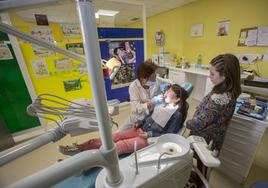 El plan de salud bucodental incluirá revisiones periódicas para todos los menores de 14 años