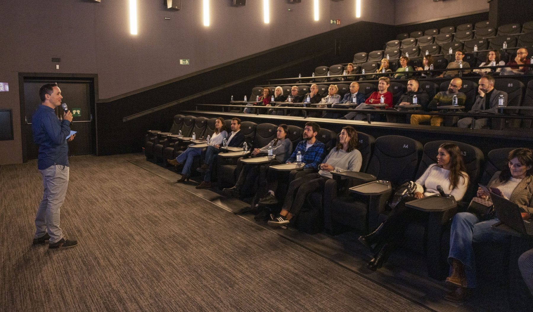 Solana presentando el trabajo a los asistentes en la sala 6 de los cines Yelmo de Peñacastillo.