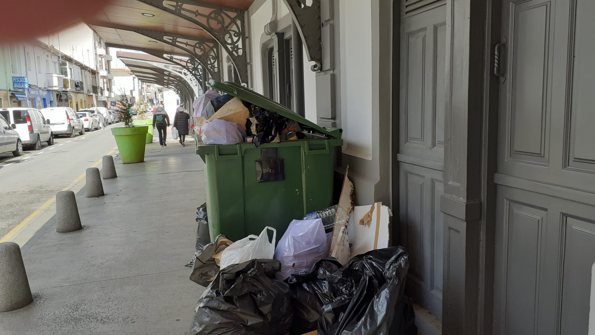 La suciedad ha llegado al entorno de la Plaza de Abastos.