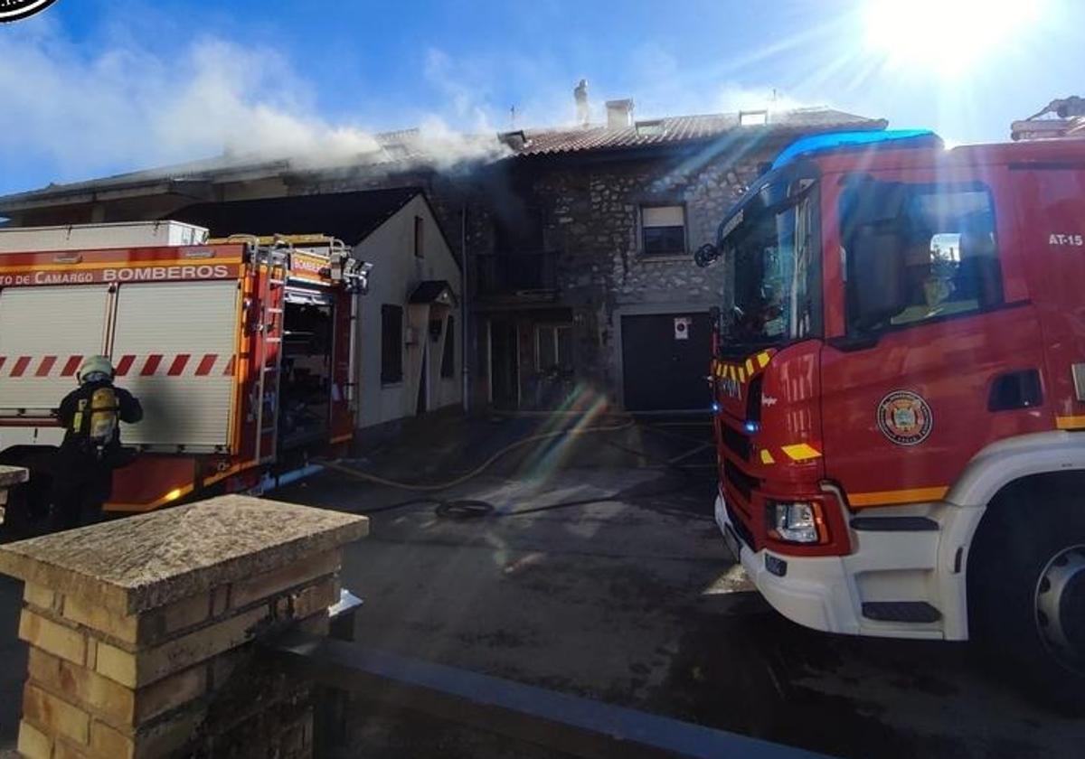 Trasladadas al hospital dos personas por inhalación de humo tras incendiarse su vivienda en Guarnizo