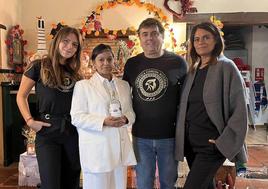 May Parra, Carmen Porras, Diego Morán y Alejandra Parra, en el restaurante.