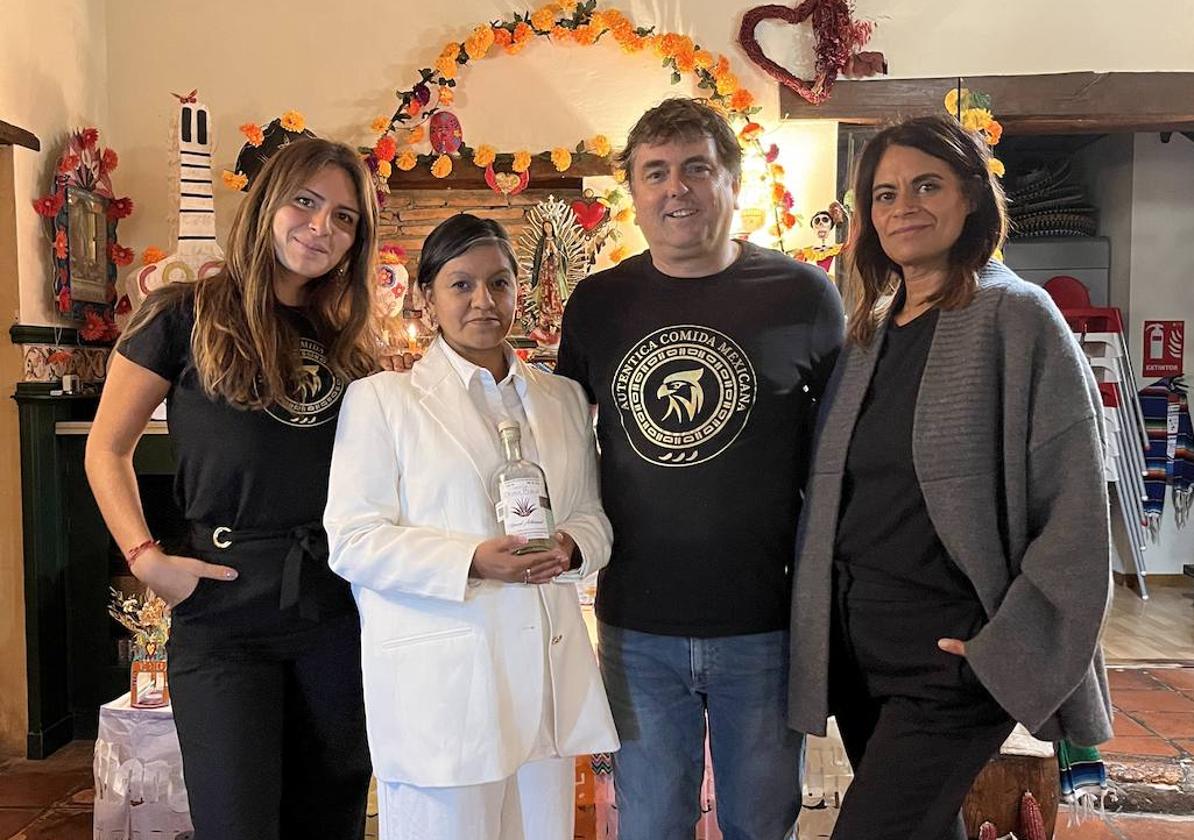 May Parra, Carmen Porras, Diego Morán y Alejandra Parra, en el restaurante.