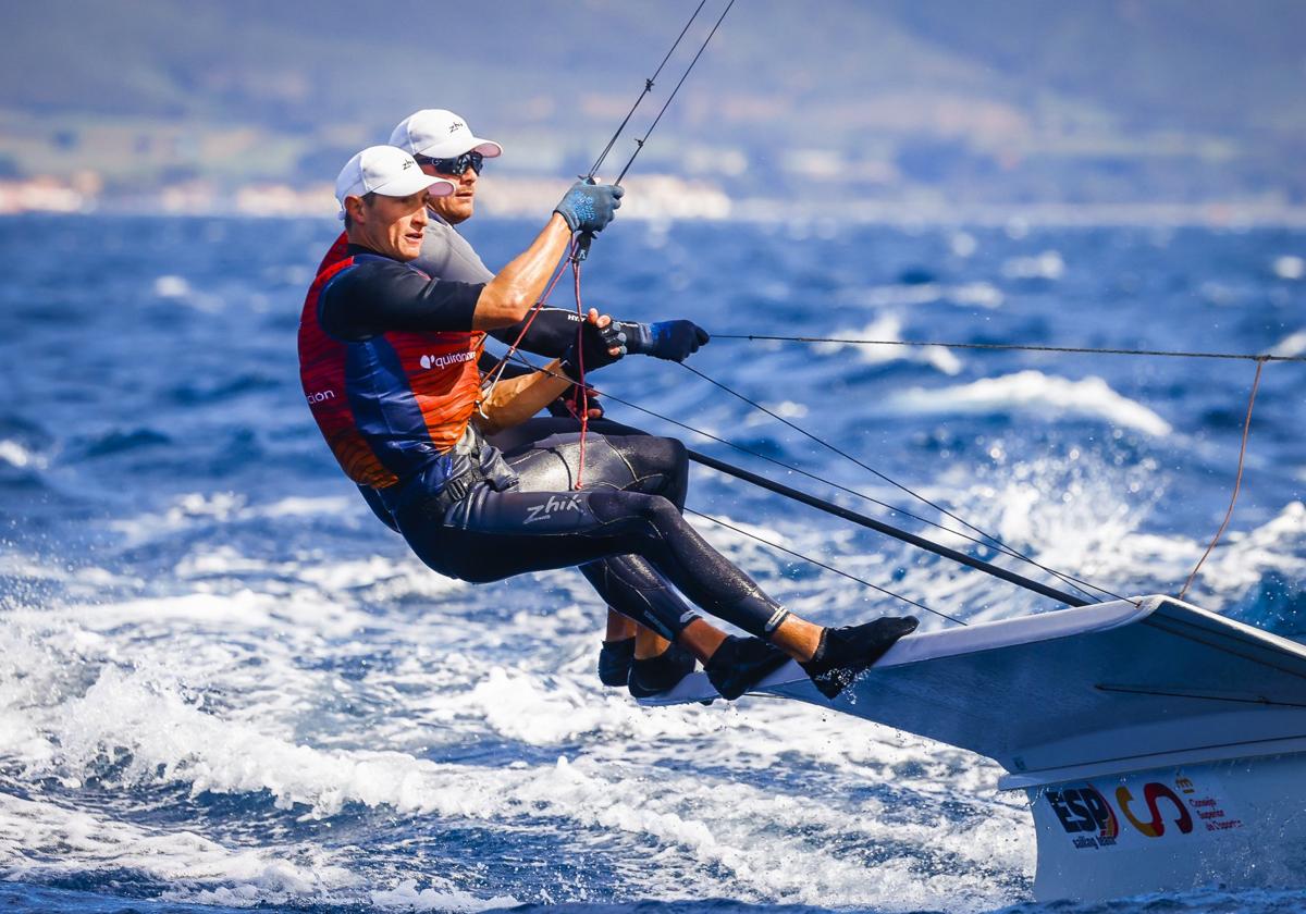 Florian Trittel y Diego Botín, en una regata en Hyeres.