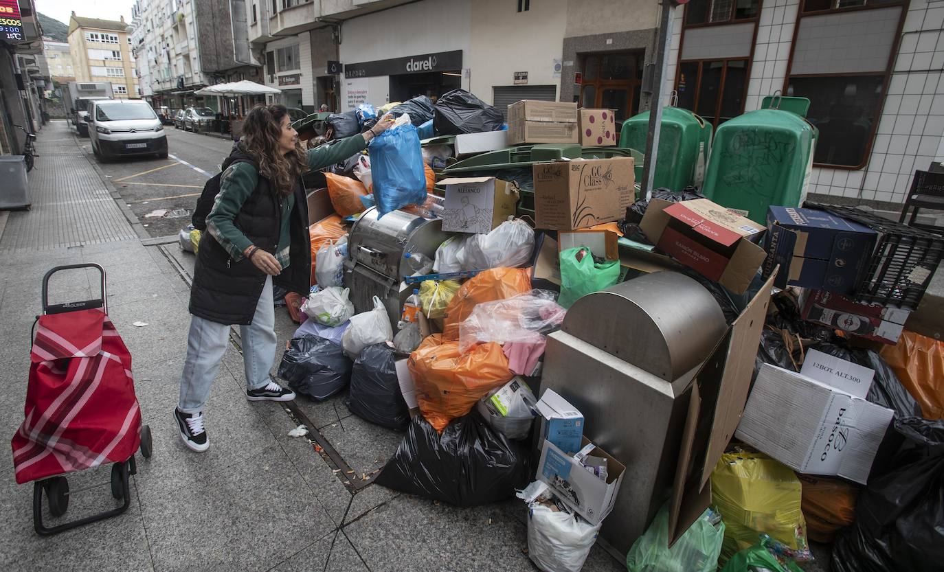 Una vecina deposita su bolsa en una montaña que no para de crecer.