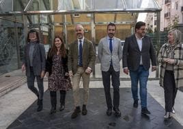 El consejero de Educación, Sergio Silva, tercero por la izquierda, llega al Gobierno acompañado por la plana mayor de su negociado.