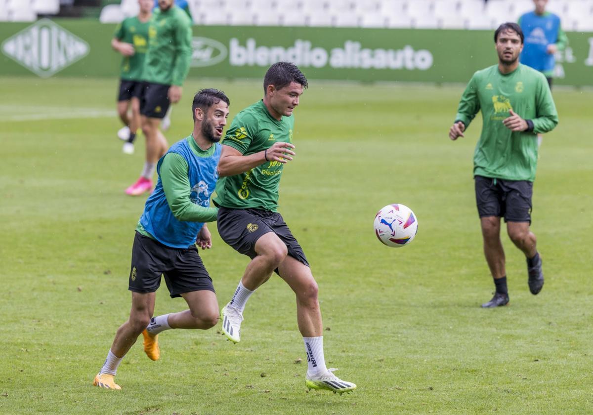 Andrés Martín, a la izquierda, trata de llegar al balón antes que Aldasoro en un entrenamiento.