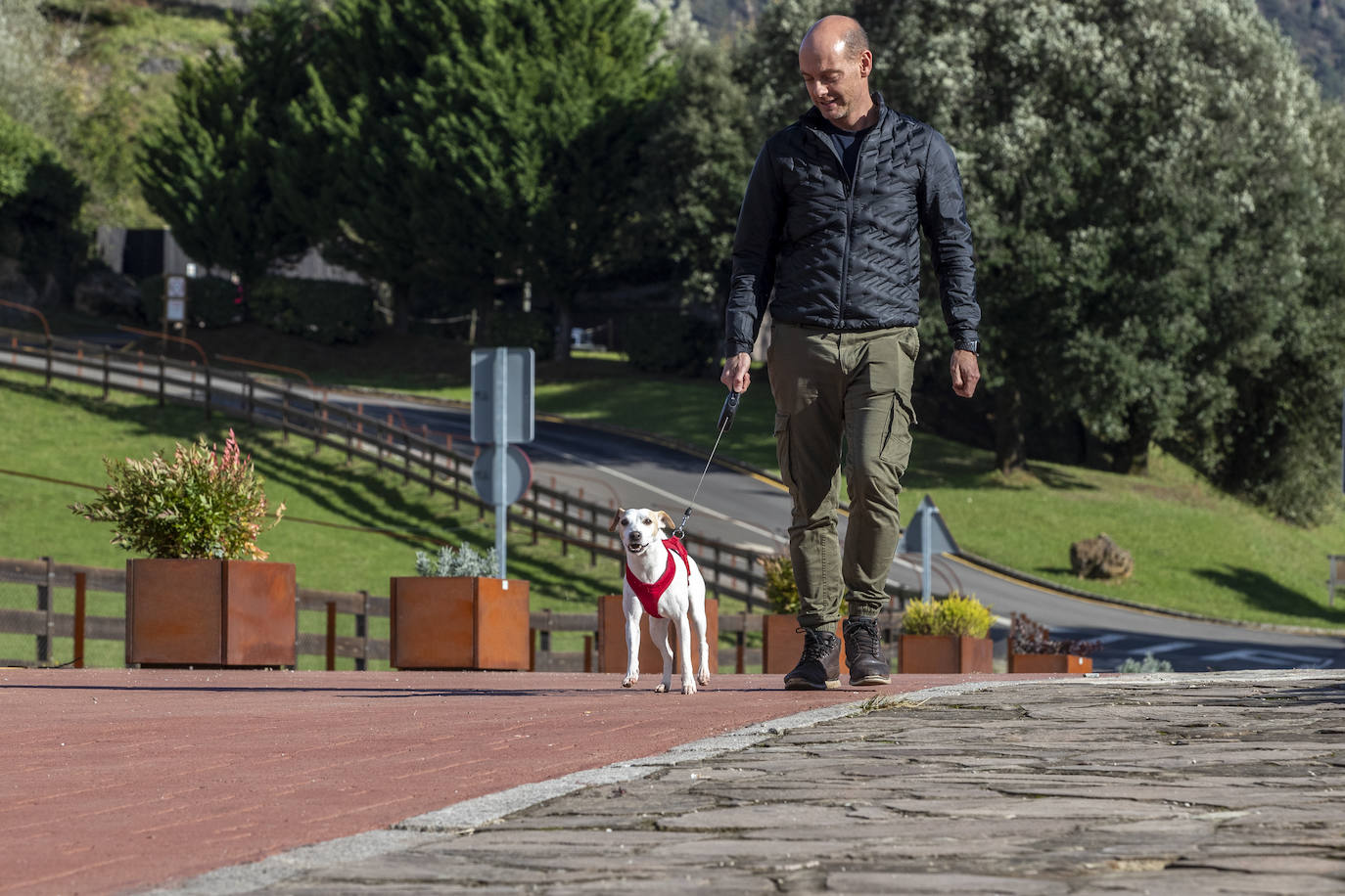 Pablo y Pipper, de paseo por el parque de Cabárceno.