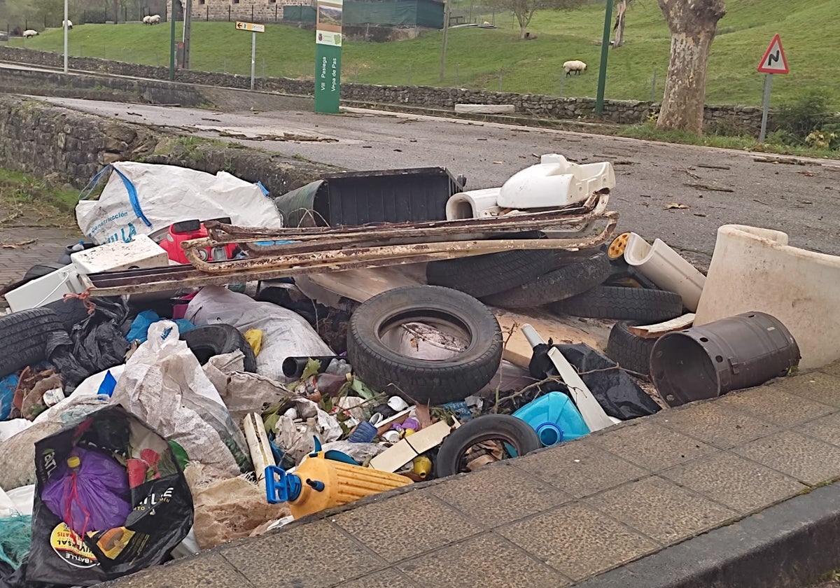 Vertedero ilegal en la zona del Ferial de Vega de Pas.