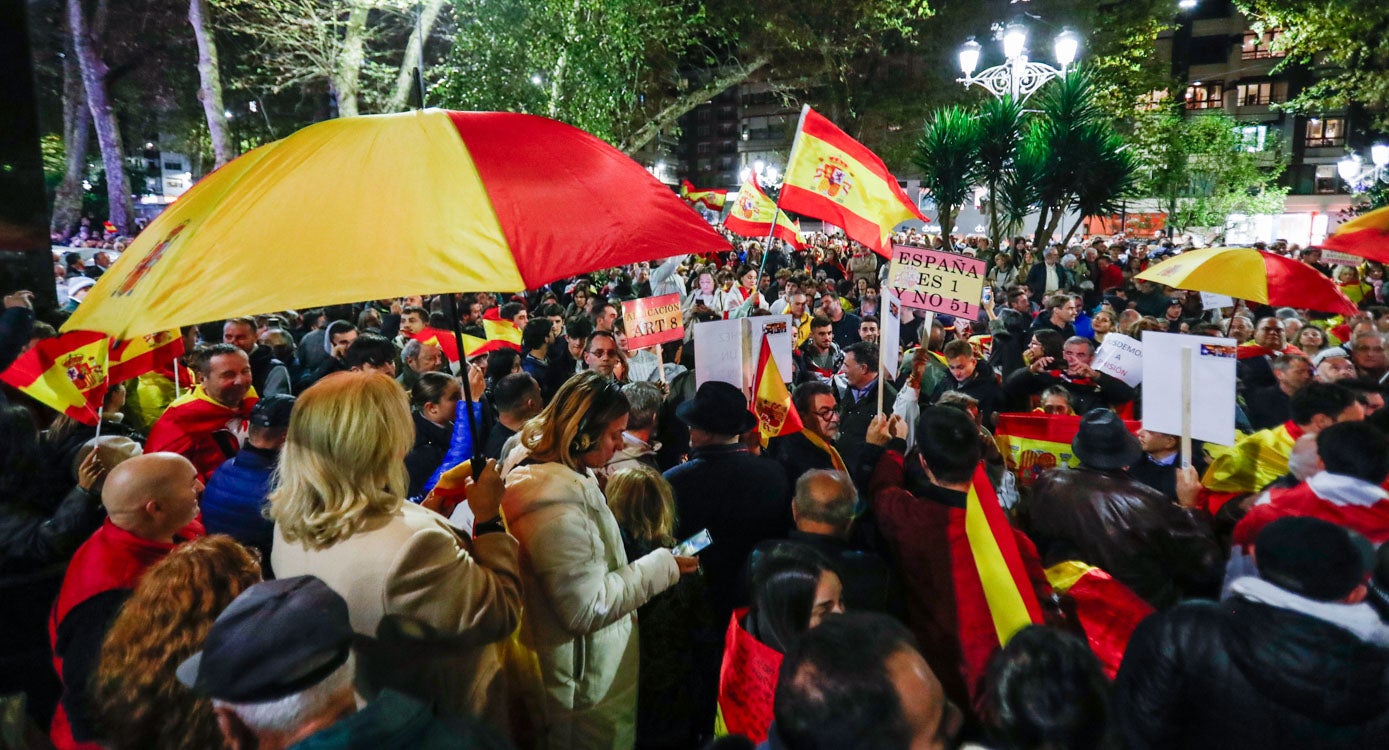 Entre los cánticos de los manifestantes se han escuchado consignas como «Pedro Sánchez, hijo de puta», «Son comunistas, no son socialistas», «Sánchez, cabrón, eres un traidor»