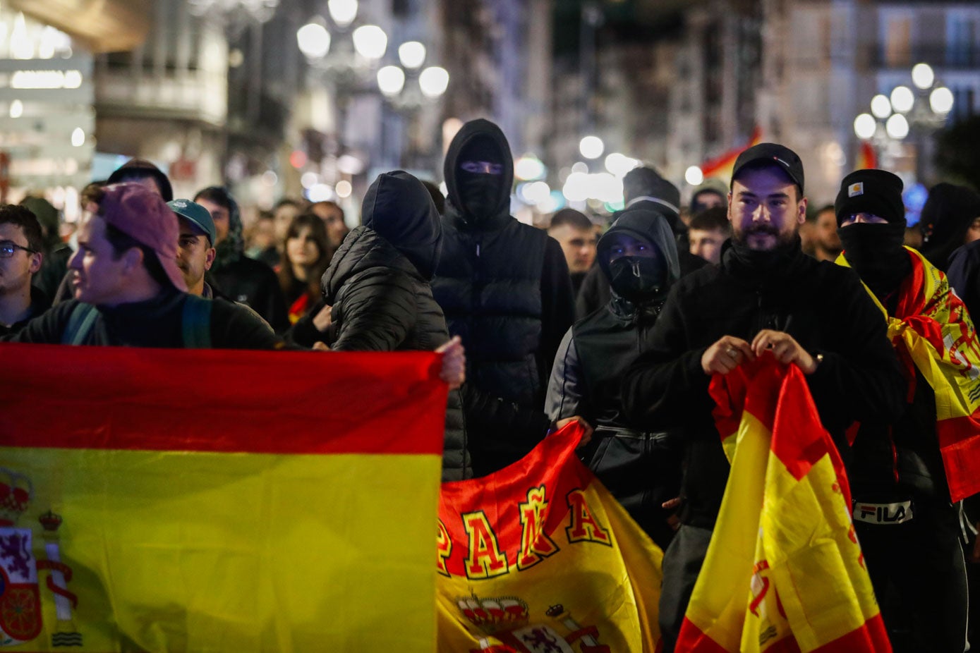 Encapuchados en la manifestación improvisada hacia la Delegación del Gobierno