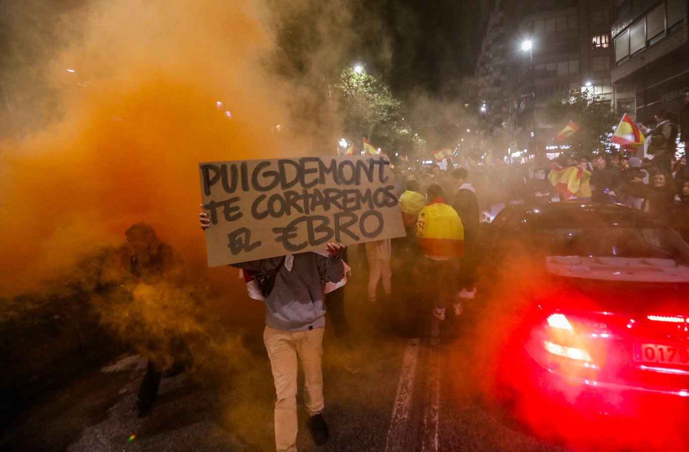 Gritos, bengalas y cortes de tráfico fueron protagonistas toda la protesta