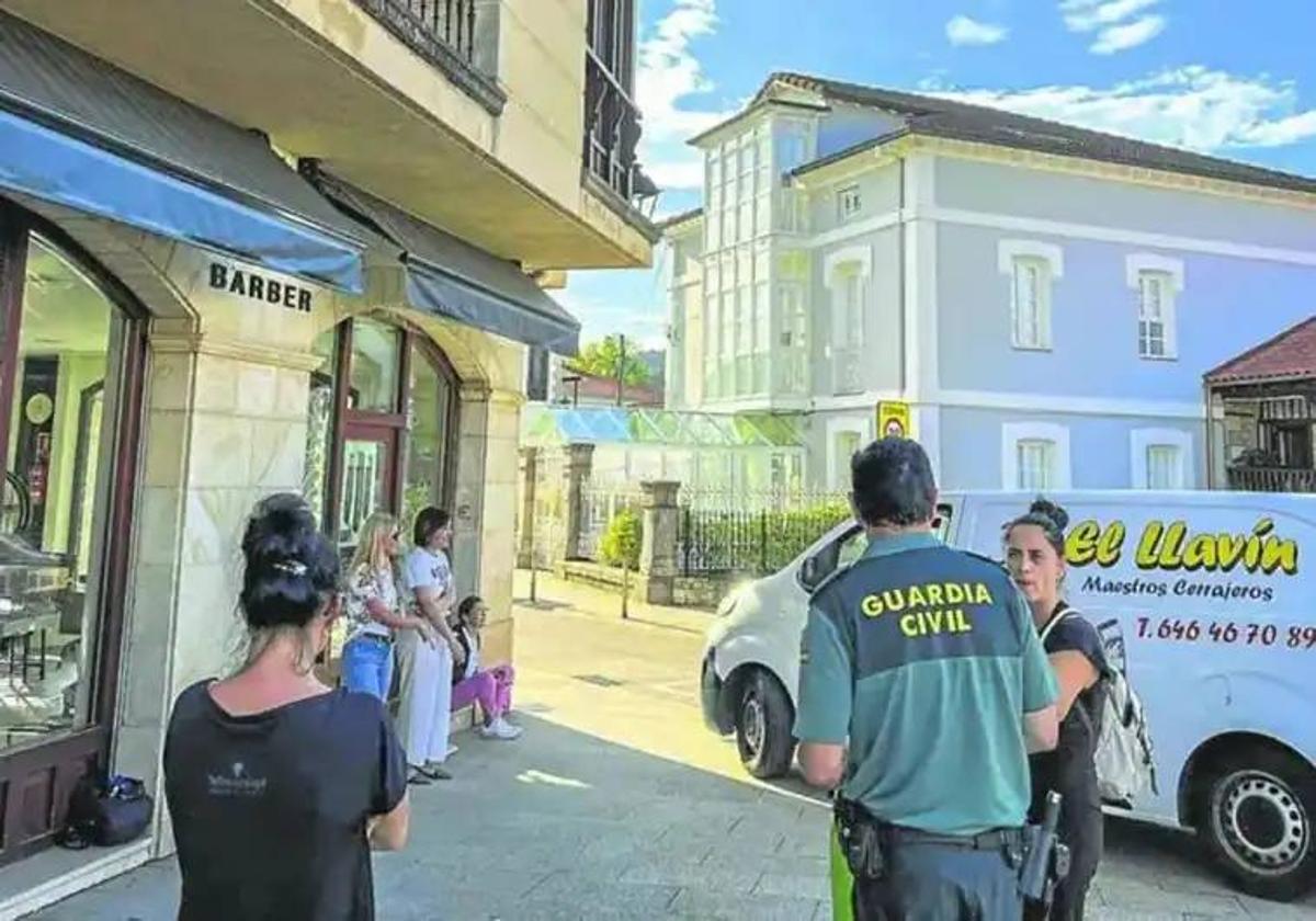 La Guardia Civil, junto a algunos comerciantes afectados por los robos, en el mes de septiembre