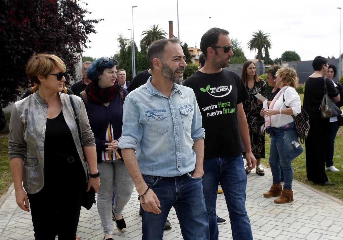 Los exconcejales de ACPT en la última legislatura, Iván Martínez y Alejandro Pérez (en primer término) se movilizan durante una concentración contra el proyecto de Las Excavadas, en una imagen de archivo.