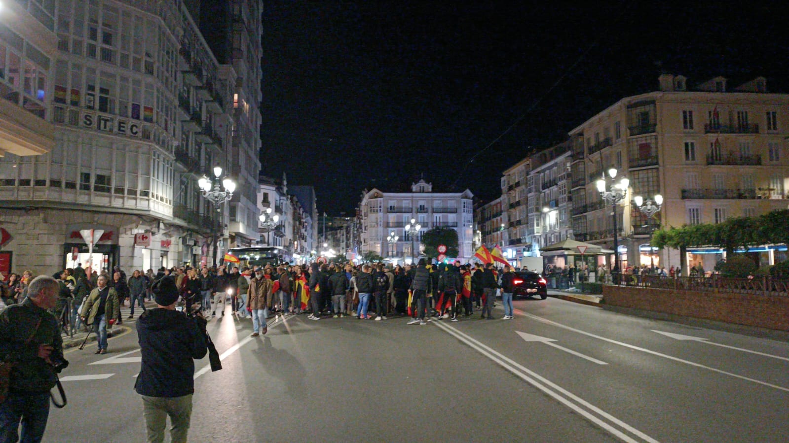 Tras una hora concentrados en la sede del PSOE y la Alameda de Oviedo un grupo ha decidido dirigirse hacia Delegación del Gobierno hasta que, finalmente, todos los manifestantes han camninado hacia allí.