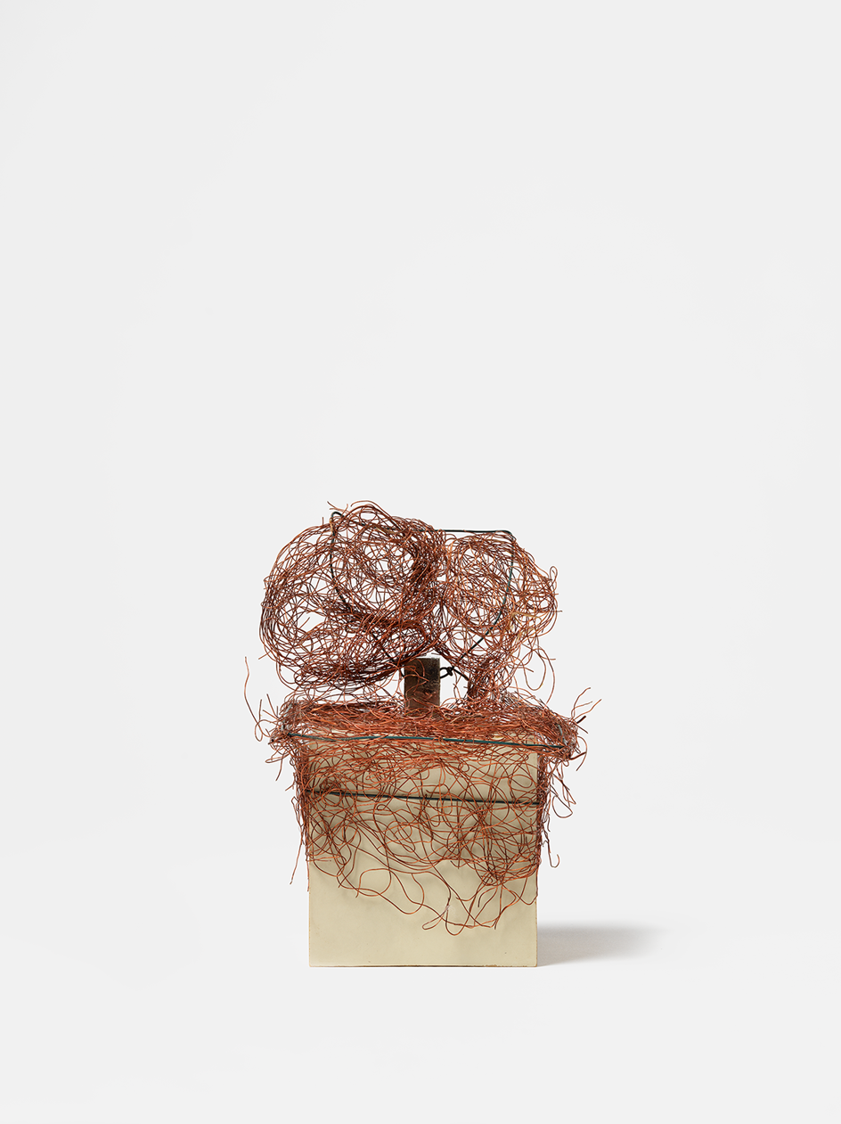 Gego (Gertrud Goldschmidt), (1912-1994). 'Bichito 89/22', 1989. Hierro, cobre, plástico y pintura, 13,5 x 9,5 x 9 cm. Colección MACBA. Consorcio MACBA. Depósito Fundación Gego