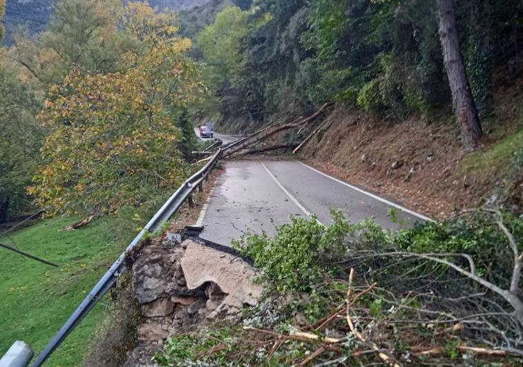 Las rocas rompieron la carretera y arrastraron todo lo que encontraron a su paso.