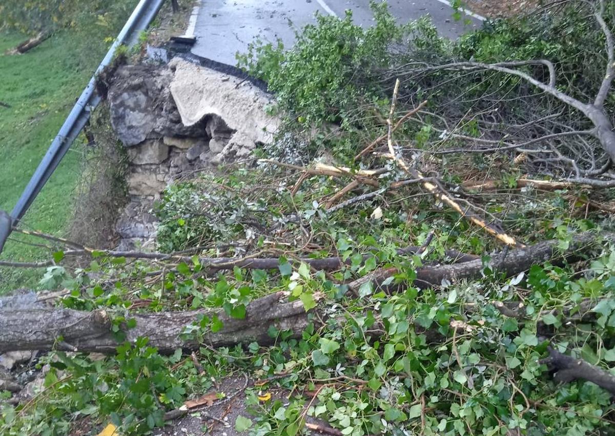 Imagen secundaria 1 - La caída de dos grandes rocas deja incomunicado el pueblo de Lebeña