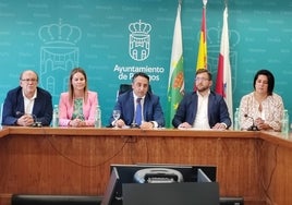 El alcalde del PP, Carlos Caramés, junto a cuatro miembros de su equipo de gobierno