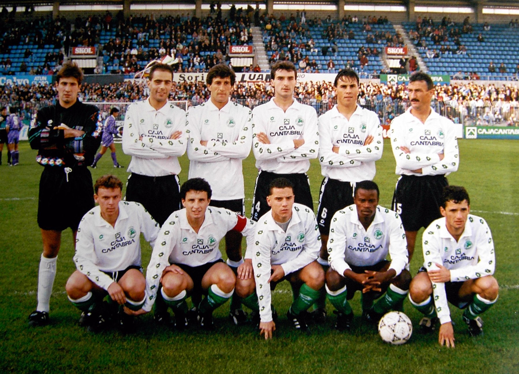 Equipo racinguista que ganó al Real Valladolid en la temporada 1992-93. De izquierda a derecha, Ceballos, Solaeta, Quique, Merino, Edu García y Sañudo. Agachados, Juan, Gelucho, Chili, Mutiu y Sabou.