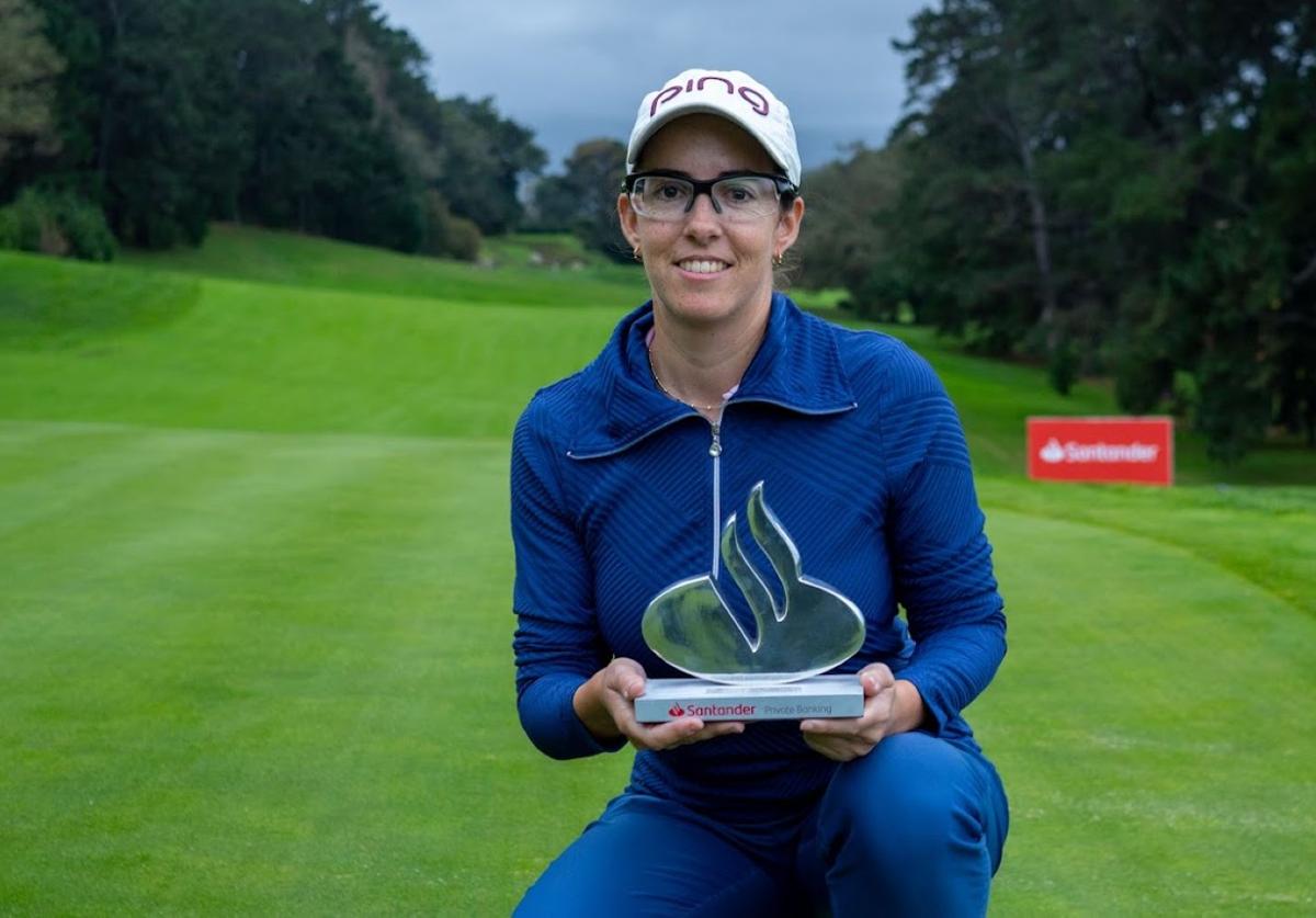 Mireia Prat, con el trofeo de ganadora en Pedreña.