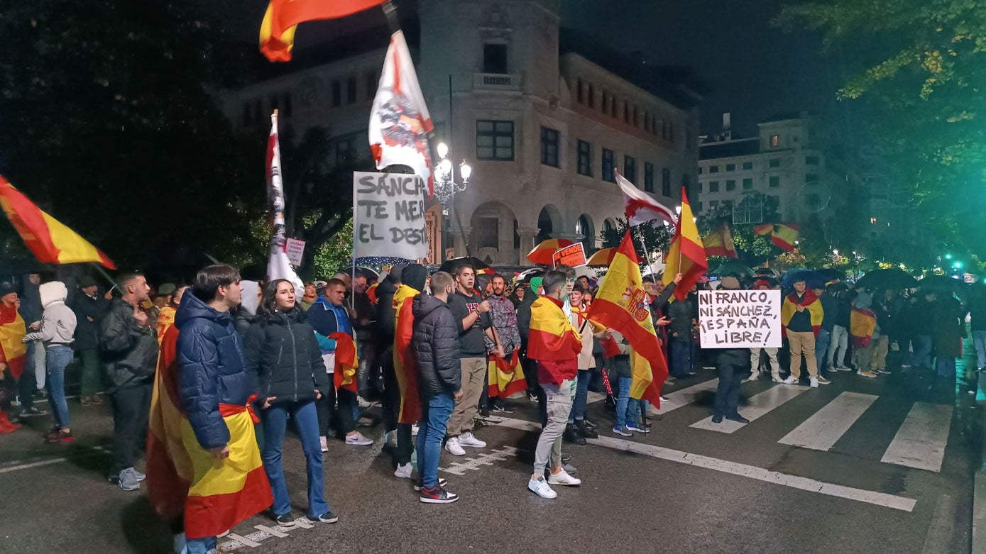 Muchos de los manifestantes que se habían reunido frente a la sede del PSOE se desplazaron a la Delegación del Gobierno para seguir allí con su protesta. 