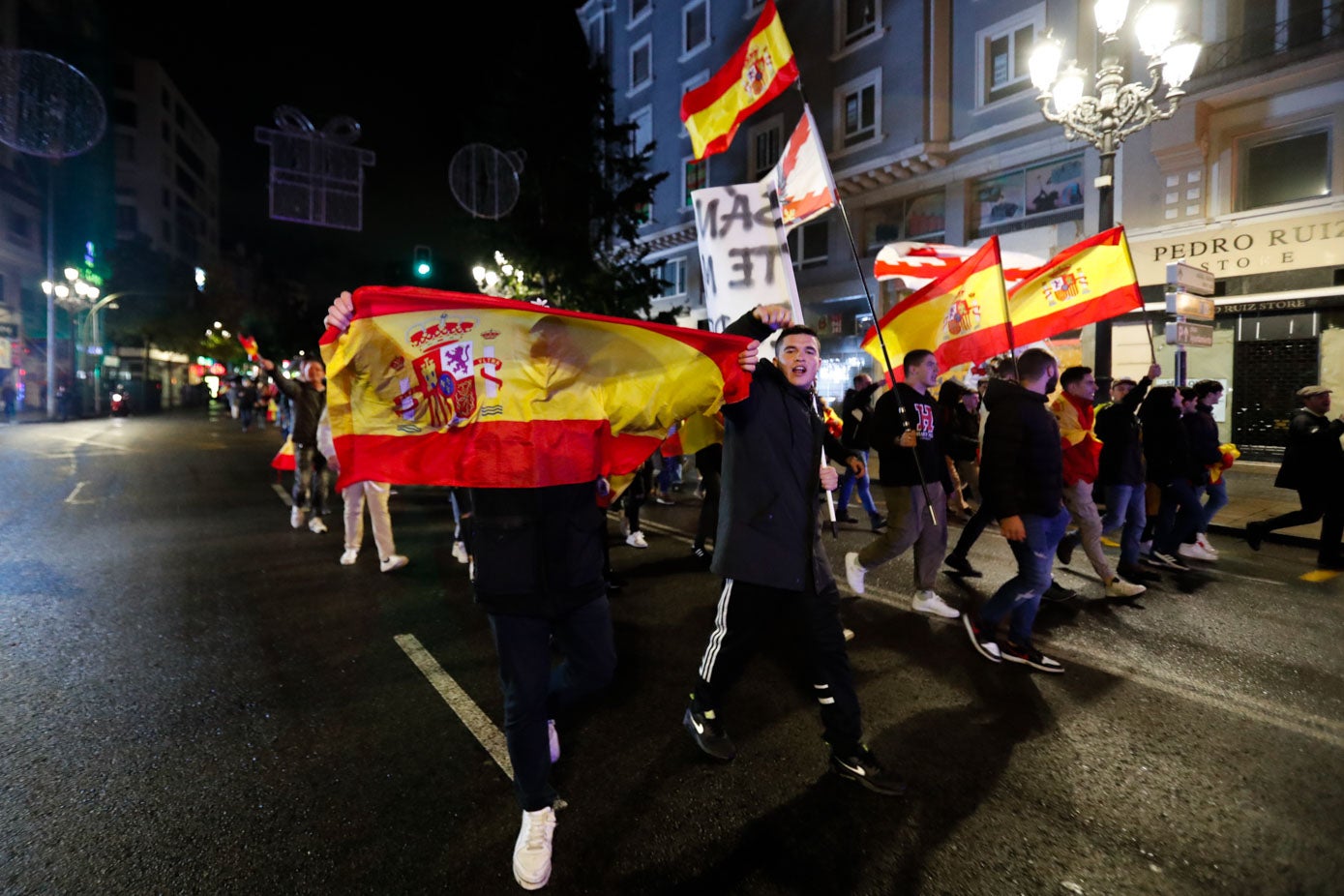 La marcha hacia la Delegación del Gobierno estuvo encabezada por jóvenes con banderas españolas.